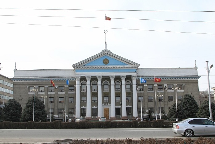 Мэрия Бишкека призывает владельцев рекламных конструкций своевременно продлевать договоры аренды
