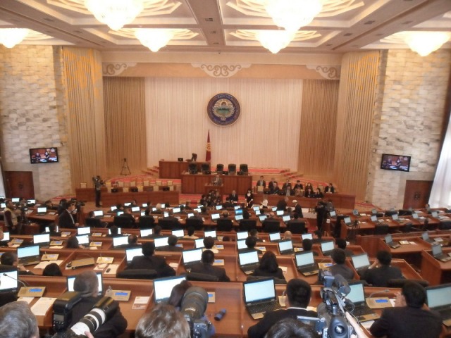 В Жогорку Кенеше поддерживают позицию Алмазбека Атамбаева по задержанию и экстрадиции представителей семьи Бакиевых
