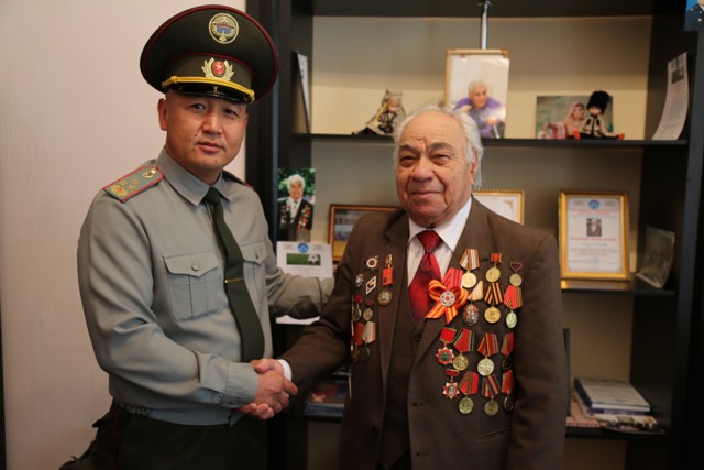 Представители силовых структур проводят адресное поздравление ветеранов Бишкека
