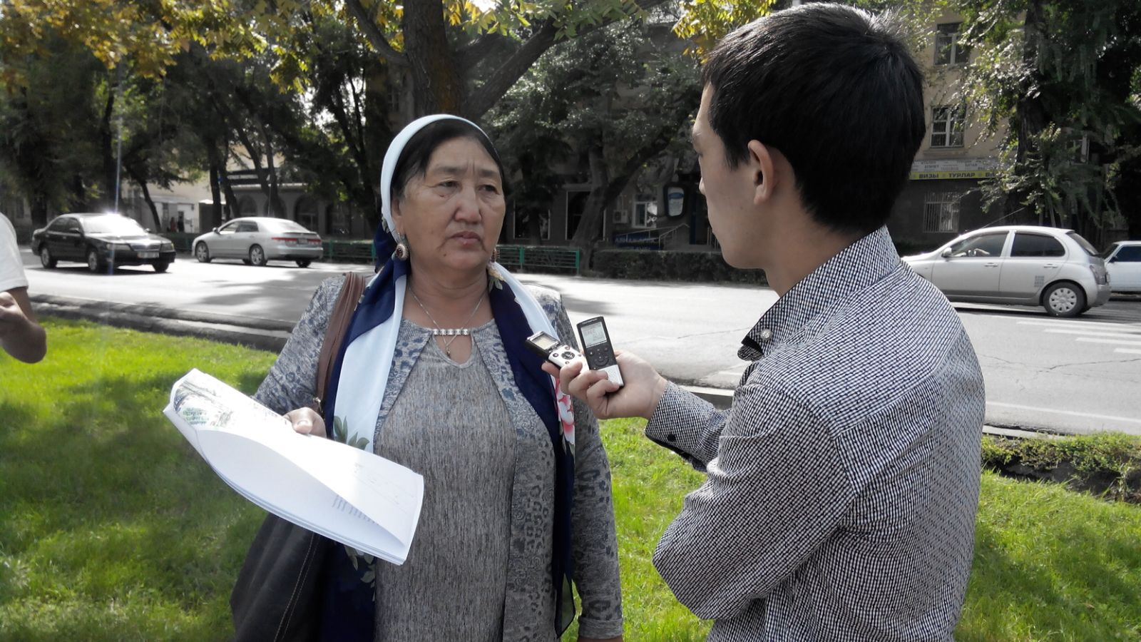 Кыргызстанка грозится самосожжением, если не добьется справедливости суда для своего сына
