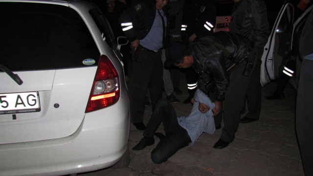 В Бишкеке пьяный водитель тонированной BMW X5 пытался «сбежать» от милиционеров
