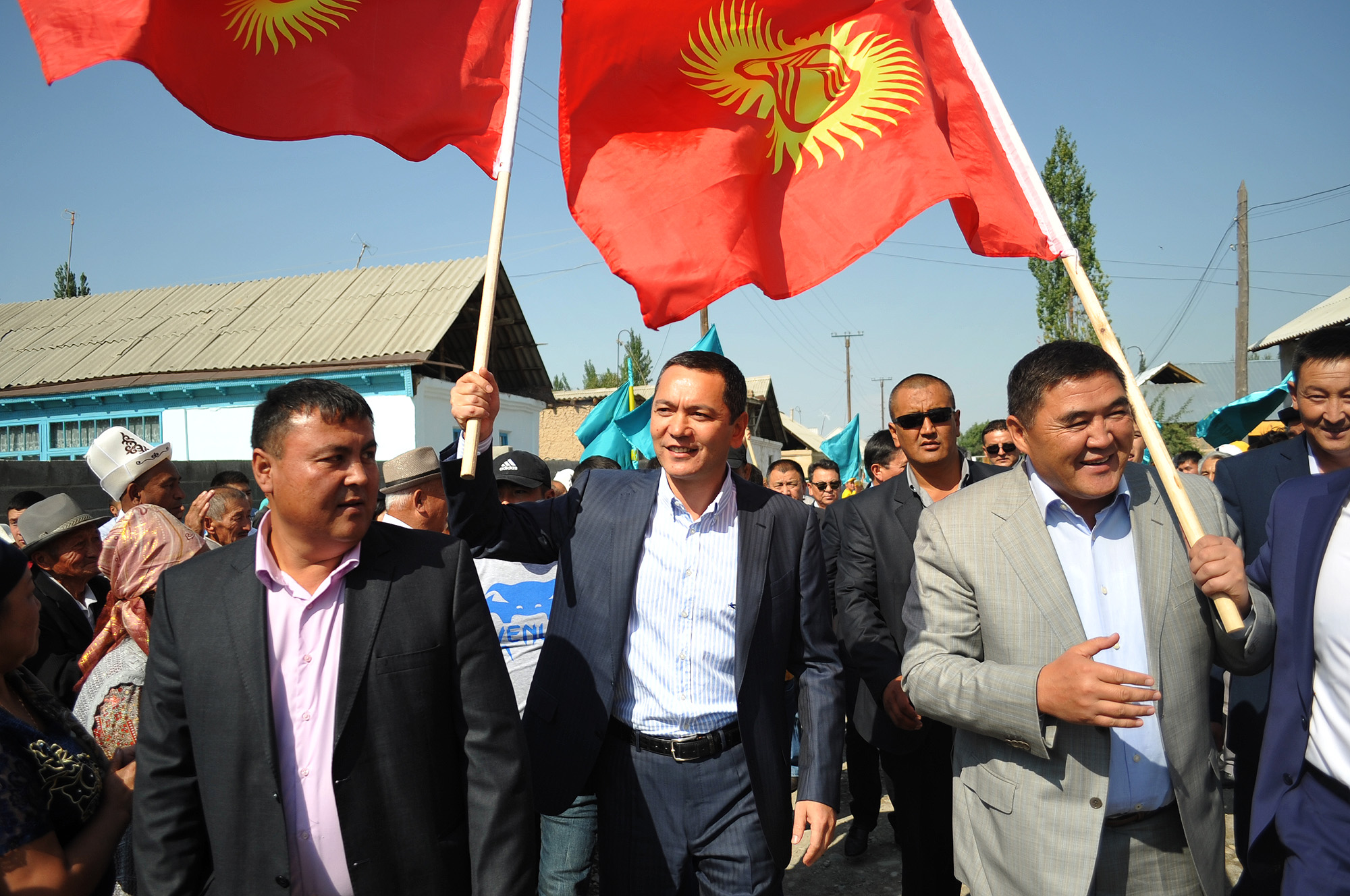 На встречу с лидерами партии «Республика-Ата Журт» пришло около 2 тысяч жителей Араванского района Ошской области
