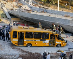 В Бразилии эстакада упала на автобус