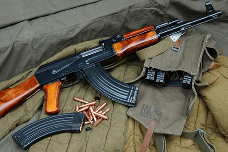 Автомат Калашникова и боеприпасы к нему ошский криминальный авторитет хранил в пакете
