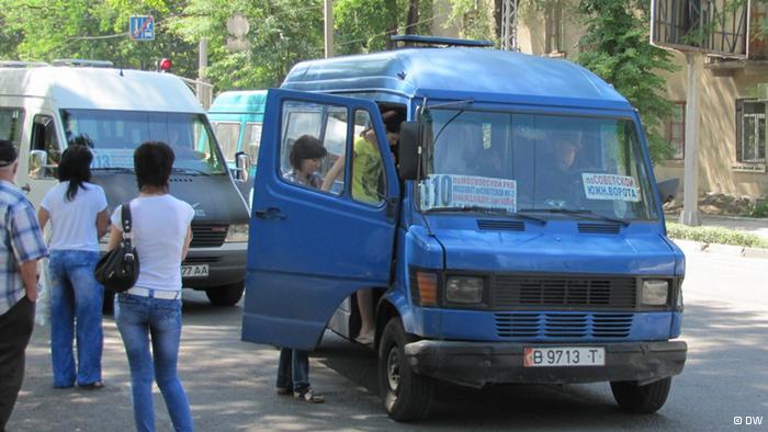 Бишкекские водители маршруток заявляют, что перевозка пассажиров без стоячих мест нерентабельна
