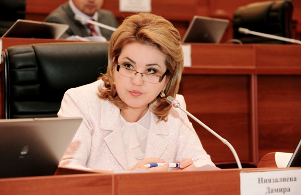 Текебаев: Дамира Ниязалиева сможет укрепить правительство и взаимосвязь между парламентом и кабинетом министров
