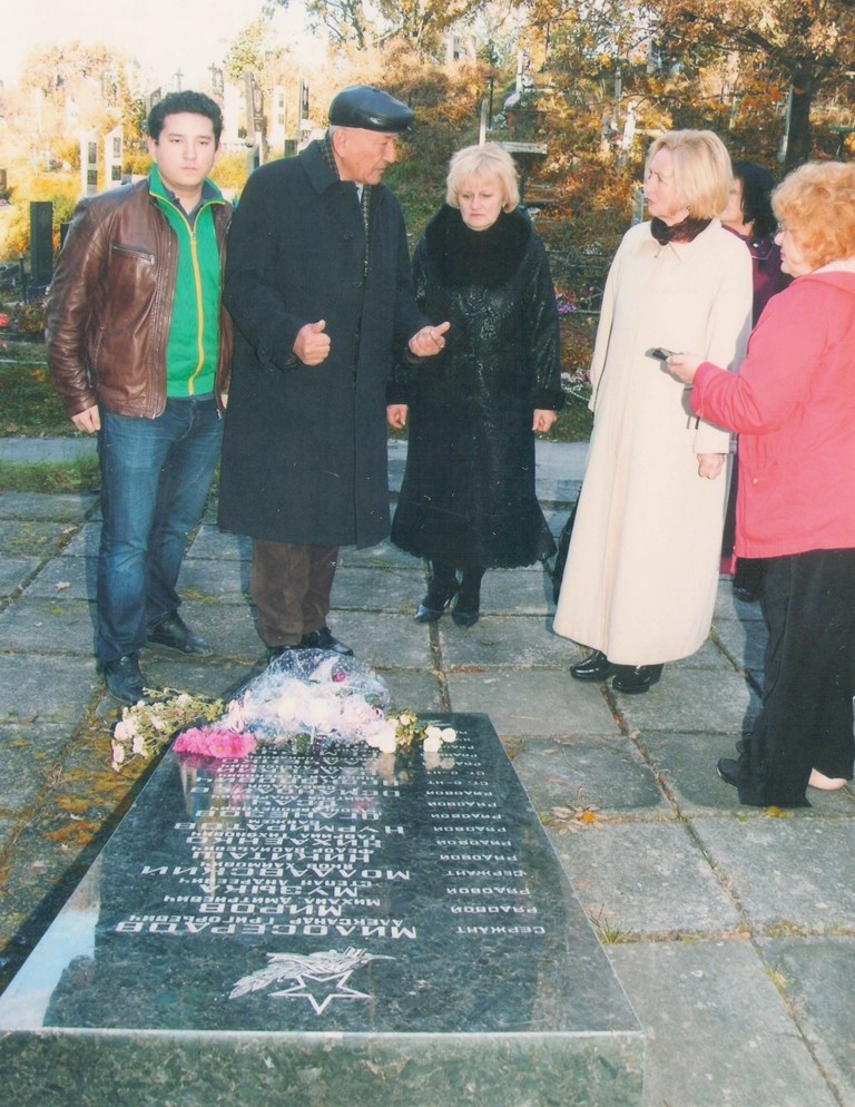 Профессор Кубат Осмонбетов вместе с внуком возле могилы брата в Новоград-Волынске общается с членами актива украинского города.