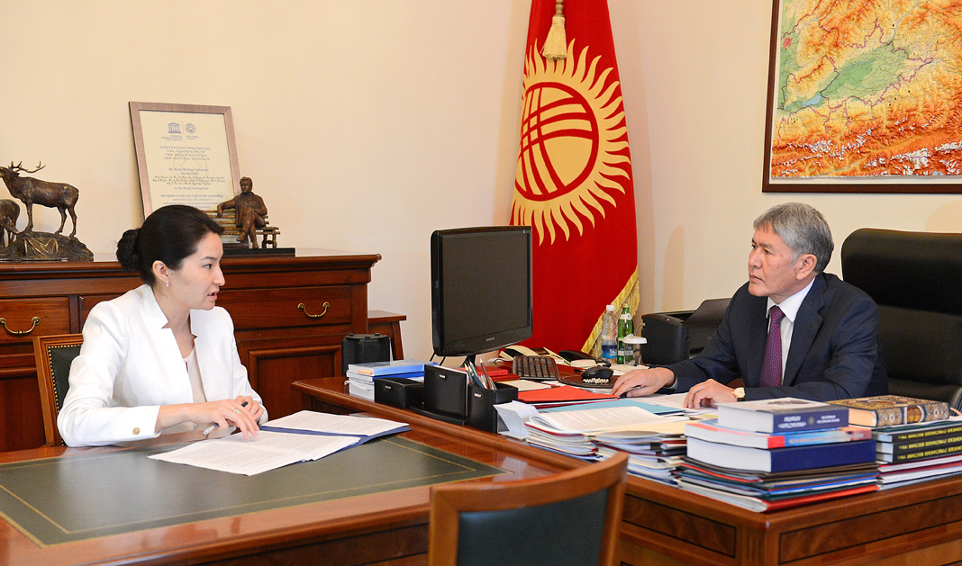 Алмазбек Атамбаев, Индира Джолдубаева. © Пресс-служба президента КР