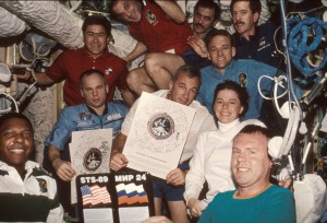 Летчик-космонавт Салижан Шарипов (слева в красном) с экипажем на борту станции, 1998 год