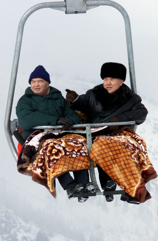 Ислам Каримов с Президентом Казахстана Нурсултаном Назарбаевым на горнолыжном курорте Чимбулак. Фото 6 января 2001 года. © Reuters