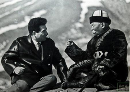 Чингиз Айтматов и Саякбай Каралаев (архивное фото)