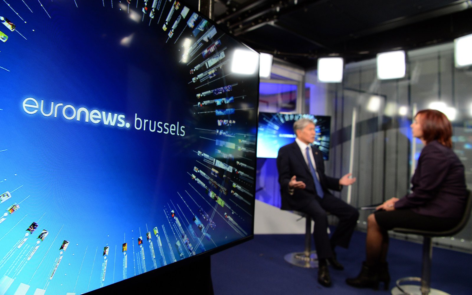 Алмазбек Атамбаев во время интервью в офисе Euronews. © Пресс-служба президента