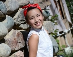 17-летняя певица из Кыргызстана заключила контракт с казахстанскими продюсерами