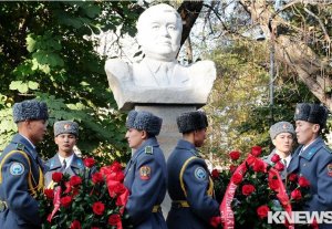Роза Отунбаева открыла в Бишкеке монумент Абды Суеркулову