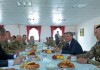Атамбаев поел солдатской каши с бойцами спецназа «Илбирс» в Кок-Жангаке