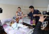 В Бишкеке милиционеры поздравили детей в детской клинической больнице № 3