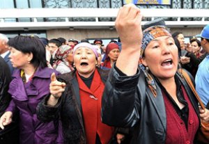 Десятки человек провели митинг в Бишкеке с требованием отмены итогов выборов
