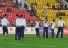 Футбольные команды Кыргызстана и Таджикистана поприветствовали зрителей и болельщиков