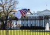 В Вашингтоне мужчина с пакетом в зубах перемахнул через ограду Белого дома