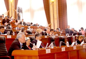 В Жогорку Кенеше обсуждают текст присяги президента Кыргызстана