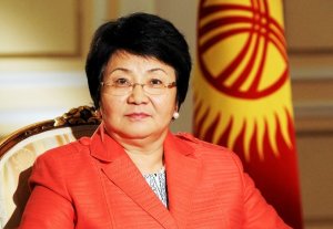Роза Отунбаева наградила медалью НЦДЮ «Сейтек»