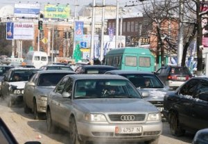 Автомобили, оставленные без присмотра на дорогах Бишкека с 30 ноября по 2 декабря, будут эвакуированы на штрафстоянки