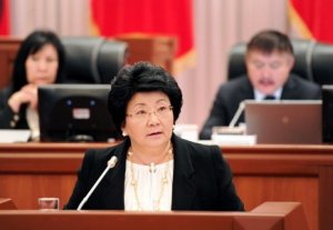 Роза Отунбаева: «В Кыргызстане было проведено 5 референдумов и 8 ревизий Конституции за время суверенитета»
