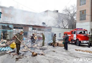 В Бишкеке от пожара пострадал пункт приема макулатуры газеты «Эркин Тоо»