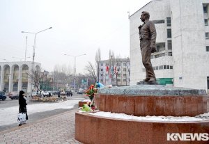 В Бишкеке у памятника Чингизу Айтматову празднуют его день рождения
