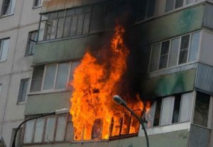 В результате пожара в Бишкеке полностью сгорели 4 квартиры