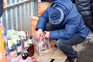 На рынке Бишкека обнаружено более 50 бутылок алкогольной продукции с сомнительными акцизными марками