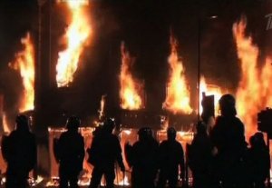Участники массовых беспорядков в Казахстане подожгли акимат, офисное здание, гостиницу и полицейский автобус