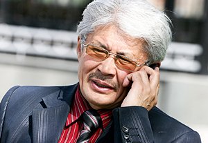 Турсунбек Акун обещал взять под свой контроль дело об избиении кыргызстанского журналиста