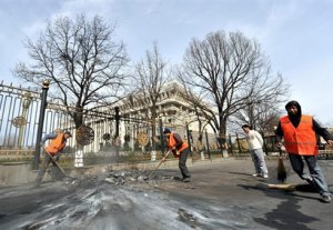 «Тазалык»: Дворники в Бишкеке получают 12 тысяч сомов