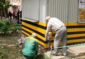 Мэр Бишкека поручил демонтировать павильоны, установленные на ирригационных сетях