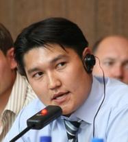 Адиль Турдукулов посоветовал Алмазбеку Атамбаеву быть более сдержанным при написании поздравительных писем