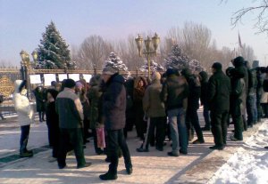 Родные заключенных колонии в селе Беловодское митингуют у Жогорку Кенеша