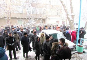 Родственники заключенных СИЗО просят встречи с Алмазбеком Атамбаевым