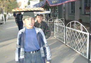 В Первомайском районе Бишкека нашли 8 работающих детей