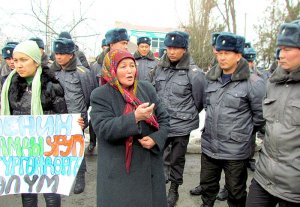 Родственники погибшего Айбека Эшбаева митингуют у здания ГКНБ