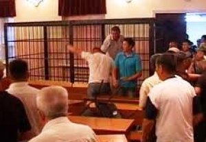 Активисты: Потасовку в зале суда устроил «альфовец» Сергей Цигельников