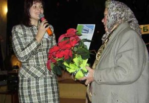 В Бишкеке пенсионерок поздравили с 8 марта