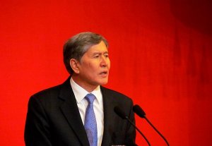 Алмазбек Атамбаев поздравил женщин Кыргызстана с 8 марта