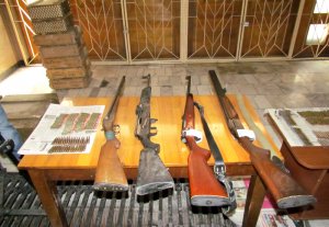 ГКНБ: «Преступная группировка, куда вошли сотрудники МВД, успела продать пулемет и 10 автоматов Калашникова»