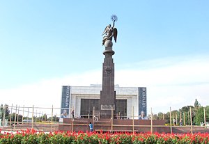 Активисты Кыргызстана просят уничтожить статую «Эркиндик»