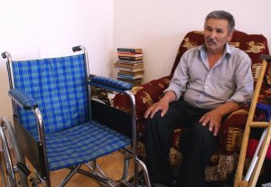 Представитель партии «Замандаш-Современник» вручил инвалидную коляску герою апрельской революции