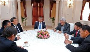 Алмазбек Атамбаев обсудил вопросы развития страны с лидерами парламентских фракций