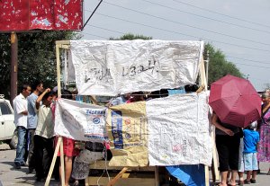 Жители новостройки «Ак-Жар» установили 2 палатки для проведения бессрочной акции