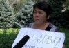 У здания Генпрокуратуры женщина публично требует уволить одного из начальников «Кыргыз Темир Жолу»