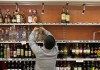 В Бишкеке создана специальная комиссия, которая контролирует продажу алкогольных напитков